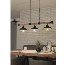 Závěsné svítidlo se třemi svítidly nad jídelním stolem v jídelně.