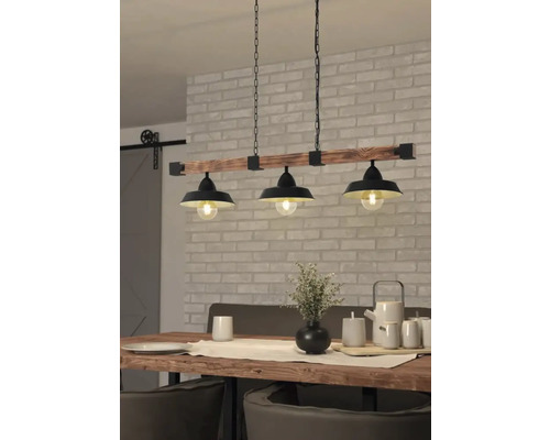 Závěsné svítidlo se třemi svítidly nad jídelním stolem v jídelně.