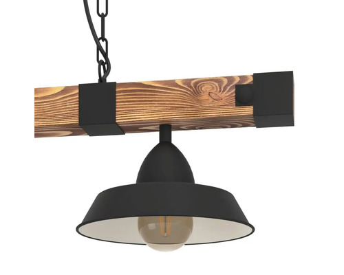 Závěsná lampa s dřevěným trámem a černým stínidlem