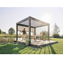 Pergola s lamelovou střechou, bočními prvky a lidmi v zahradě