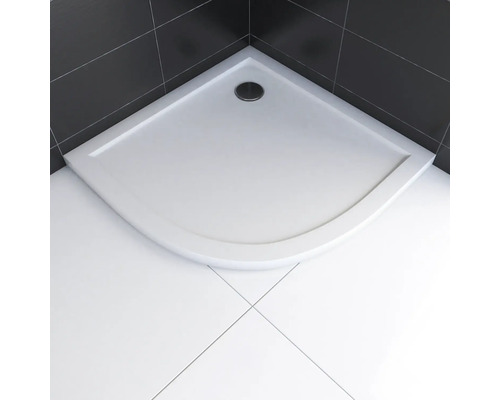 Rohová sprchová vanička s odtokem v koupelně