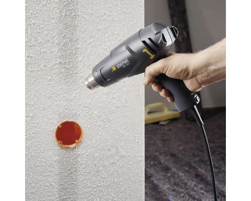 Horkovzdušná pistole používaná na stěně