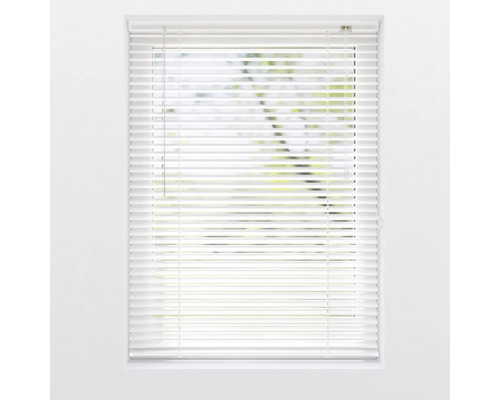 Zavřené bílé žaluzie v okně