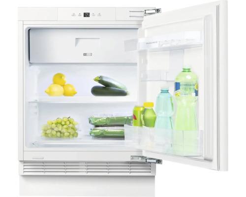 Otevřená vestavná chladnička s potravinami na policích