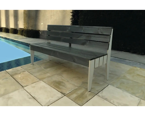 Dřevěná lavice s opěradlem vedle bazénu