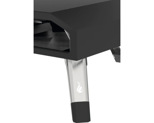 Detailní pohled na pec na pizzu s podstavcem z nerezové oceli a symbolem plamene