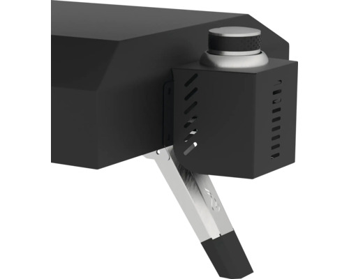 Detailní pohled na černou pec na pizzu se stříbrným ovládacím knoflíkem a opěrnou nohou.