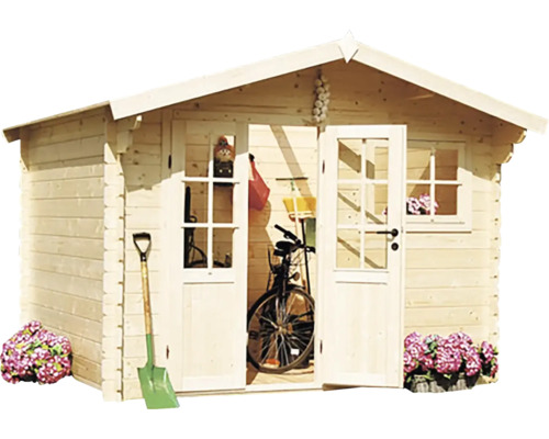 Zahradní domek s otevřenými dveřmi a zahradním nářadím
