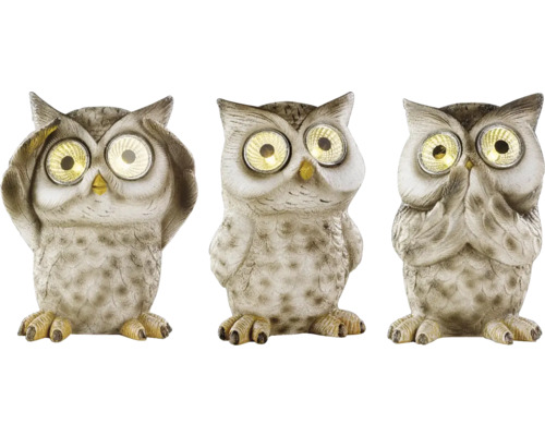 Tři dekorativní soví figurky se solárními světly, které znázorňují gesto „nevidím, neslyším, nemluvím“.