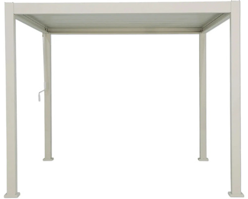 Volně stojící zahradní altán s kovovým rámem a střechou