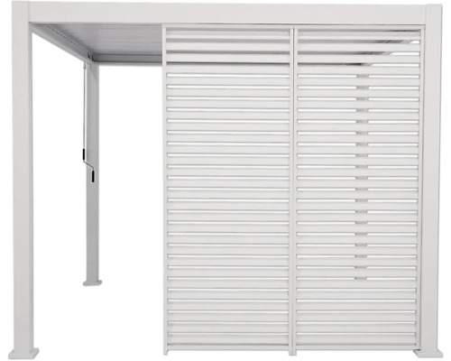 Bílá pergola s lamelovou stěnou do zahrady