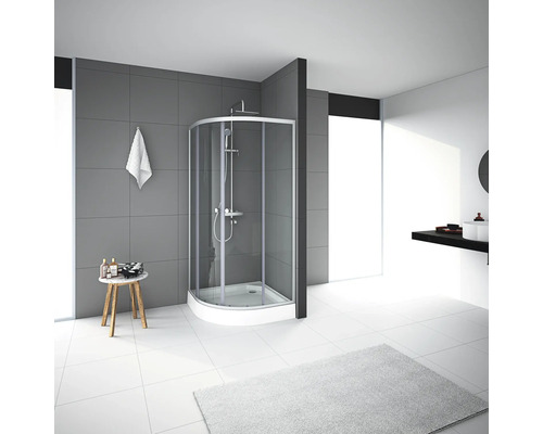 Rohová sprcha v koupelně s umyvadlem a stoličkou