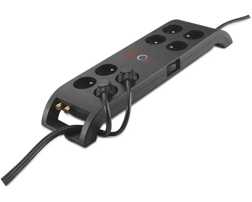 Černá prodlužovací zásuvka s několika zásuvkami a zapojenými napájecími kabely.