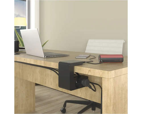 Pracovní stůl s notebookem, smartphonem, reproduktorem a prodlužovacím kabelem s upevněním na stůl