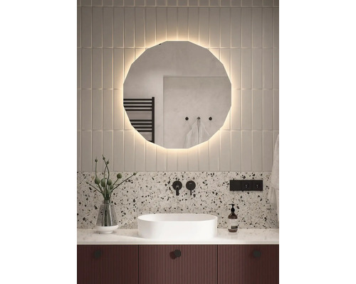 Moderní koupelna s umyvadlem, zrcadlem s osvětlením a obklady