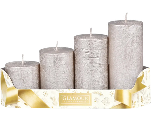 Čtyři stříbrné válcové svíčky různých výšek v balení