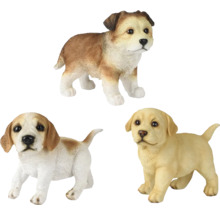 Tři figurky psů jako zahradní dekorace