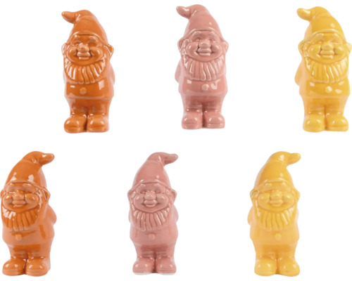 Několik keramických zahradních trpaslíků