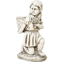 Figurka dívky s košíkem a květinami do zahrady