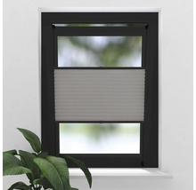 Okno s černým rámem a šedou plisovanou žaluzií