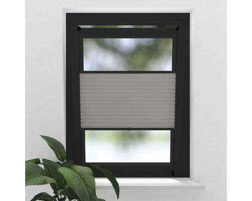 Okno s černým rámem a šedou plisovanou žaluzií