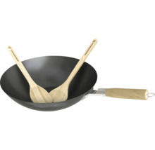 Wok pánev se dvěma dřevěnými lžícemi