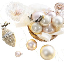 Ozdobné vánoční koule v míse se světelnými prvky