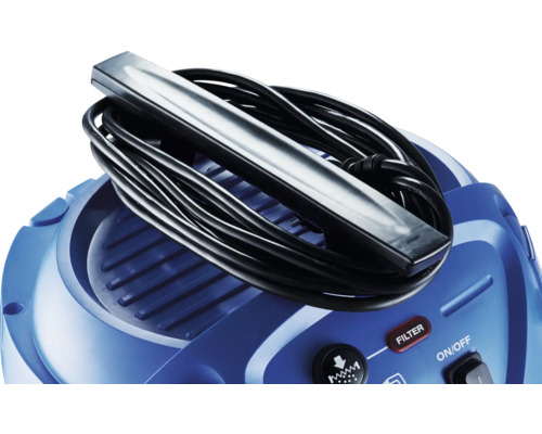 Detailní pohled na mokro-suchý vysavač s navíjením kabelu