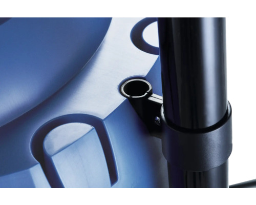 Detailní pohled na modrou pracovní plošinu s černou tyčí a držákem