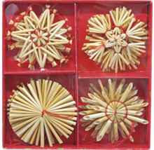 Čtyři slámové hvězdy v červené krabičce na vánoční dekorace.