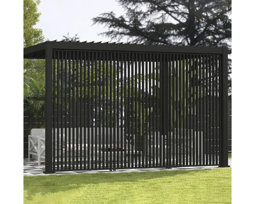 Pergola s lamelovou stěnou na zahradě