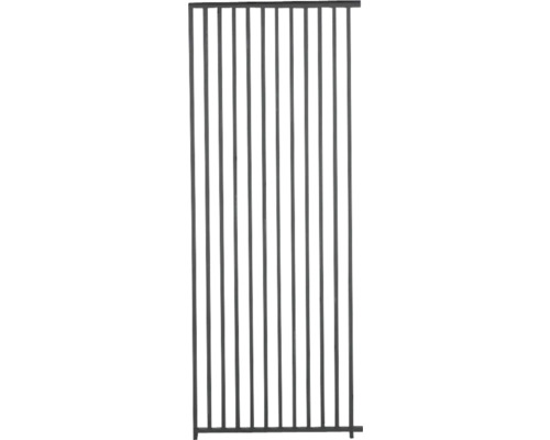 Kovový plot s vertikálními tyčemi