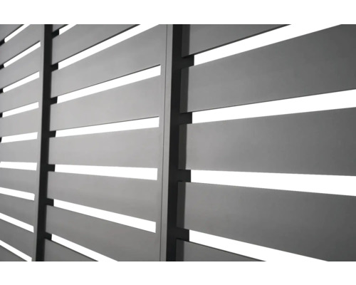 Šedé panely pro ochranu soukromí s vodorovnými lamelami