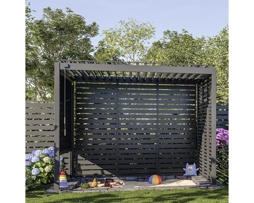 Pískoviště se stříškou na zahradě s hračkami