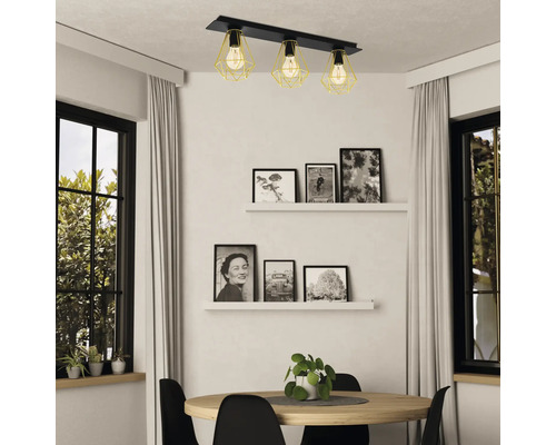 Jídelna s jídelním stolem a stropním svítidlem se třemi žárovkami