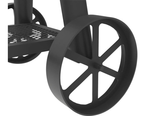 Detailní záběr grilovacích kol a odkládací mřížky.