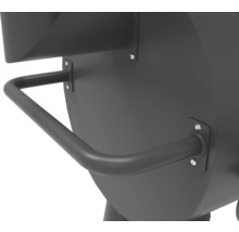 Detailní záběr grilovacího vozíku s madlem