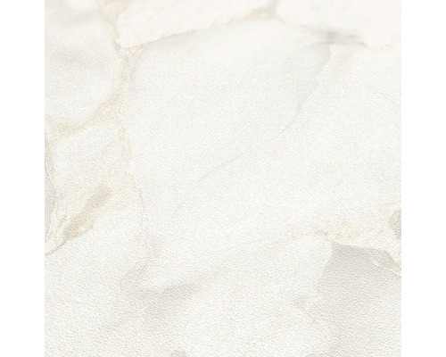 Detail bílé vinylové tapety s jemnou mramorovou strukturou
