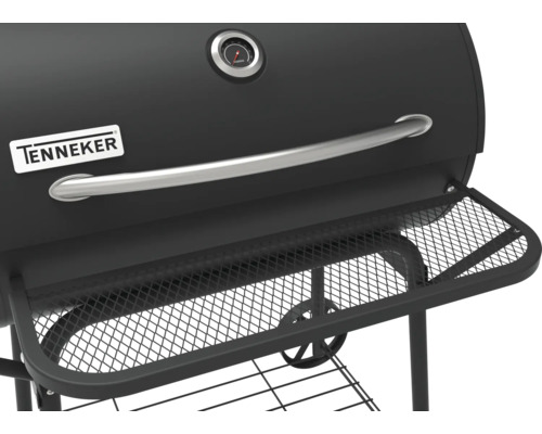 Detailní pohled na gril na dřevěné uhlí Tenneker s ukazatelem teploty, rukojetí a odkládací mřížkou
