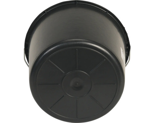 Černý kbelík s kovovou rukojetí zespodu