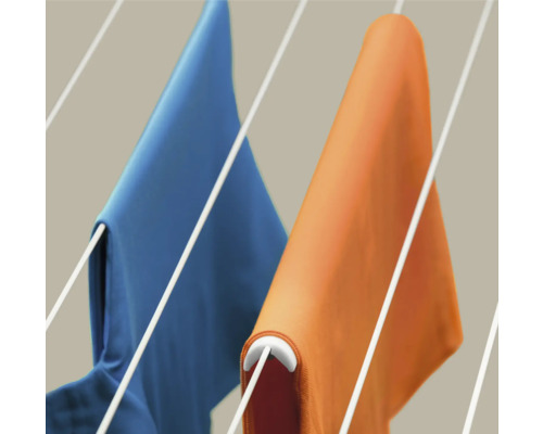 Prádlo visí na šňůře na prádlo a schne