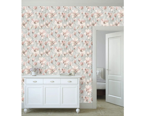 Dekorativní pokoj s květinovou tapetou, komodou a dveřmi.