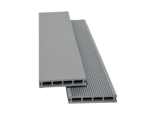 Plastová terasová prkna s rýhovaným a hladkým povrchem