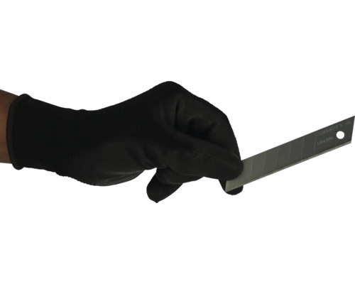 Ruka v rukavici drží čepel odlamovacího nože