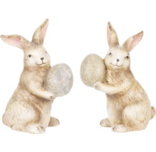 Dvě figurky zajíčků s velikonočním vajíčkem jako dekorace