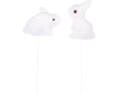 Dvě bílé králičí figurky jako zahradní dekorace