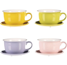 Čtyři šálky na čaj s podšálky v různých barvách