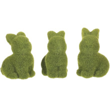 Tři dekorativní králičí figurky s povrchem připomínajícím trávu