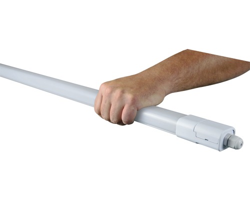 Ruka drží LED trubici