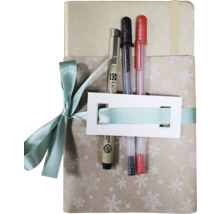 Dárková sada s poznámkovým blokem, pery, stuhou a visačkou